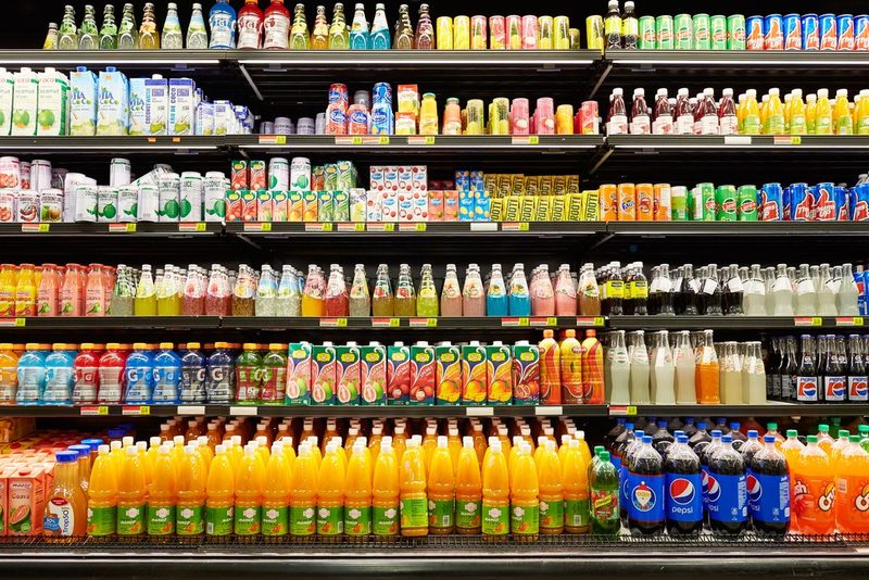 Rak produk makanan dan minuman olahan yang menggunakan bahan baku pangan dari Chemifin